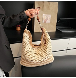 Détail de la texture crochetée avec bandoulière en cuir et perles bois du sac