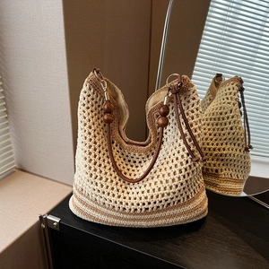 Sac fourre-tout au crochet avec poignée en perles de bois et lanières en cuir marron