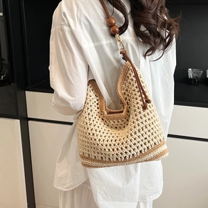 Sac fourre-tout beige tissé ajouré avec perles en bois pour vacances à la mer