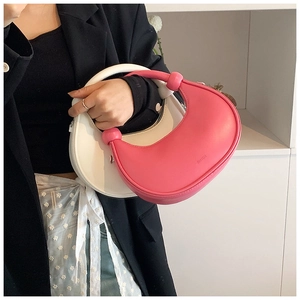 Modische halbmondförmige Handtaschen in Rosa und Weiß mit modernen runden Griffen
