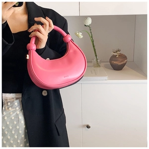 Nahaufnahme der rosa Hobo-Tasche mit glattem Leder und dekorativem Knotengriff