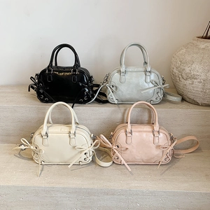 Sac Boston pour Femmes en Cuir PU Avec Nœud Papillon Élégant et Charme de Cœur Sac à Bandoulière Polyvalent pour Voyage Quotidien