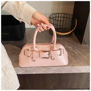 Détails du sac à main en cuir verni rose avec boucles décoratives et finitions argentées