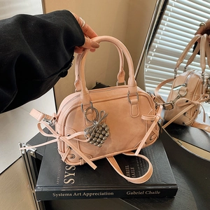 Sac à main Boston rose avec décoration de nœud et breloque cœur argentée