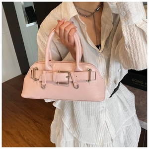 Vue détaillée du sac rose brillant avec boucle argentée et finition en cuir lisse