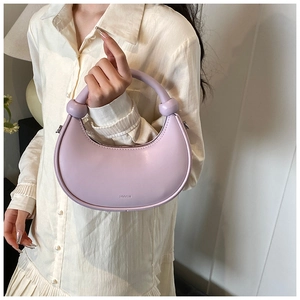 Detail der lavendelfarbenen Crescent-Handtasche mit rundem Griff und Knotenakzenten