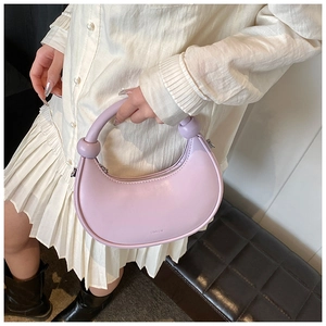 Detail der lavendelfarbenen Halbmond-Tasche mit kugelförmigen Griff-Akzenten aus Leder
