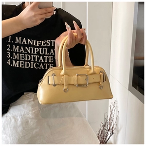 Vue détaillée du sac à main en cuir jaune avec boucle argentée et détails de sangle