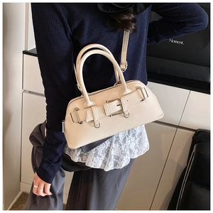 Détail du sac bandoulière minimaliste blanc crème avec boucle sur un mannequin