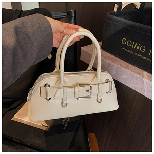 Détail du sac bowling en cuir crème avec boucle métallique et fermeture éclair fluide