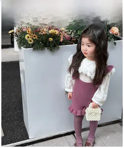 Tenue tricotée violette pour fille avec col en dentelle et détails de volants délicats