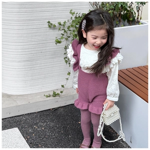 Détail de l'ensemble tricoté pour filles avec salopette violette et haut en dentelle