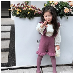 Détail de la tenue d'automne pour fille avec chemisier en dentelle et barboteuse en tricot