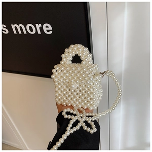 Vue détaillée du sac à bandoulière en perles fait main avec un nœud décoratif sur la chaîne
