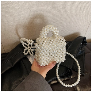 Détail du sac à main fait main en perles tissées avec nœud en perle et bandoulière
