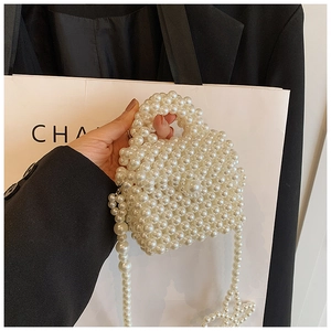 Détail d'un mini sac en perles fait main avec bandoulière amovible et poignée ronde