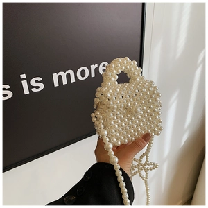 Détail du sac à main en perles fait main montrant le tissage délicat et la poignée élégante