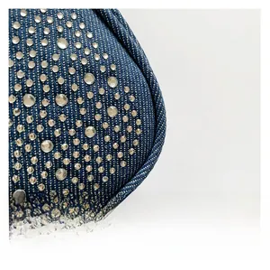 Vue macro d'un tissu denim bleu marine de haute qualité avec détails en strass