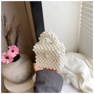 Détail du sac à main en perles tissées à la main avec un design mini carré sophistiqué