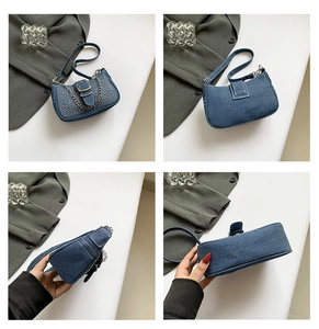 Détails du sac baguette en jean bleu avec strass brillants et boucle de chaîne