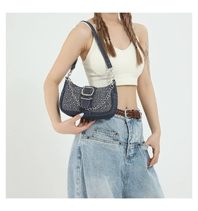 Détail du sac baguette en denim Y2K avec strass, chaîne argentée et boucle métallique
