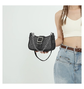 Détail du sac d'épaule en denim noir avec strass argentés étincelants et chaîne