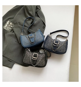 Détail de sacs baguette en denim de trois couleurs avec strass et chaînes métalliques