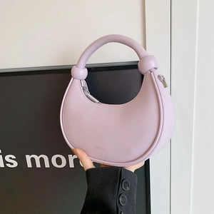 Minimalistische hellviolette Leder-Halbmondtasche mit geknotetem Rundgriff und Reißverschluss