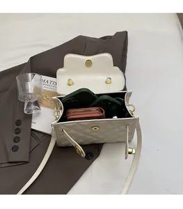 Interno spazioso della borsa a tracolla trapuntata bianca per smartphone e portafoglio