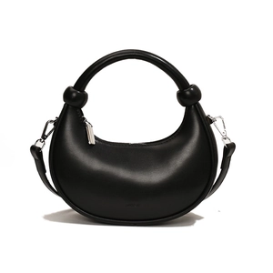 Schwarze Halbmond-Handtasche aus Kunstleder mit minimalistischem Knotendetail am Griff