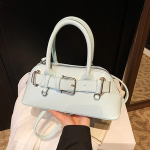 Sac à main minimaliste vert menthe en cuir avec boucle argentée et bandoulière