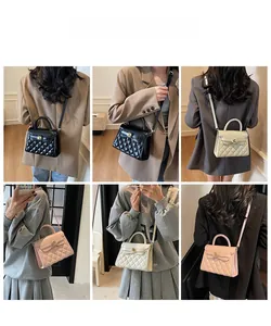 Borsa a tracolla trapuntata in nero, beige e rosa indossata da una modella