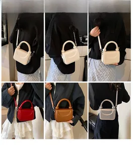 Collage de quatre sacs à bandoulière minimalistes en blanc, rouge, marron et argenté
