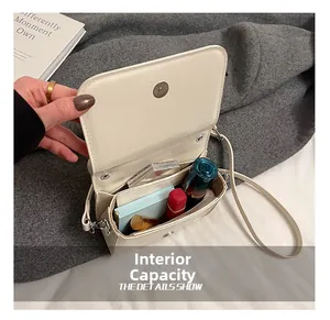 Vue de dessus montrant la capacité interne du petit sac carré en cuir PU crème minimaliste
