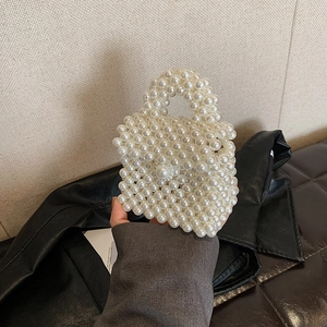 Mini sac à main en perles fait main avec tissage élégant pour un porté épaule chic