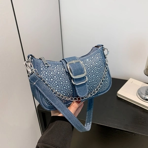 Sac hobo en denim bleu avec strass brillants, chaîne en métal et boucle argentée chic