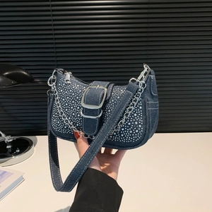 Sac baguette en jean bleu foncé avec strass dégradés et bandoulière en chaîne
