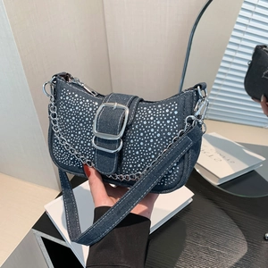 Sac baguette Y2K en denim avec strass, boucle argentée et bandoulière chaîne