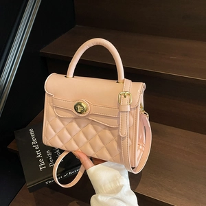 Borsa a tracolla trapuntata rosa con chiusura dorata e manico su gradini in legno