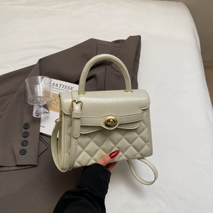 Piccola borsa quadrata trapuntata beige con chiusura dorata e tracolla regolabile