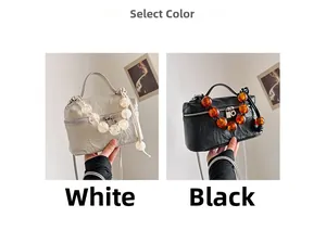 Détail du sac à main vintage plissé avec grande poignée perlée en blanc et noir