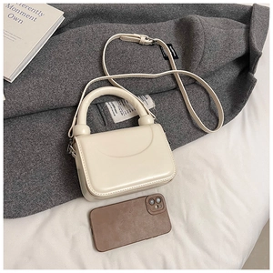 Détail du mini sac bandoulière blanc crème avec texture cuir et poignée supérieure
