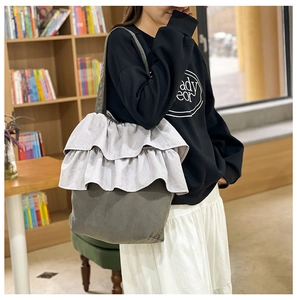 Détails du sac cabas bicolore en toile vert olive avec bordures plissées grises