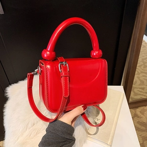 Mini sac à main rouge en cuir verni brillant avec poignée sphérique et bandoulière