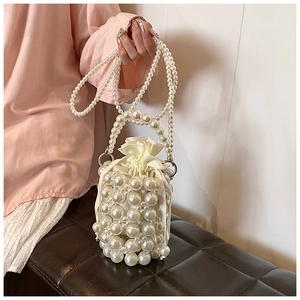 Gros plan du sac seau en perles élégant avec cordon de serrage et bandoulière