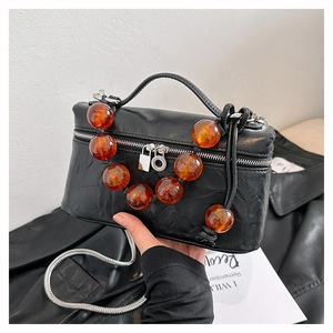 Sac à main en cuir froncé noir avec perles ambrées et breloque cadenas argenté