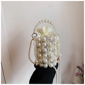 Vue détaillée du sac seau en perles tissées avec doublure en satin beige doux