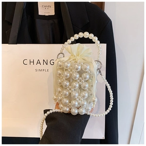 Détail du sac seau en perles fait main avec doublure en soie à cordon et longue chaîne