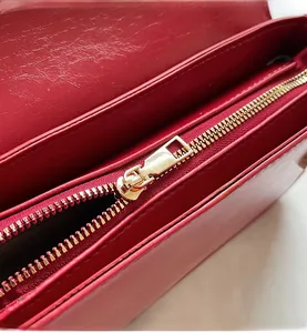 Vue macro de la fermeture éclair dorée et du cuir rouge texturé sur le sac rétro chic