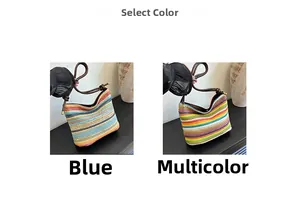 Détails des sacs seaux en paille tressée à rayures bleues et multicolores avec anses en cuir
